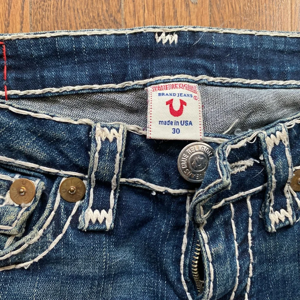 True Religion Dark Blue Denim Jeans with White Stitching - Picture 3 of 7